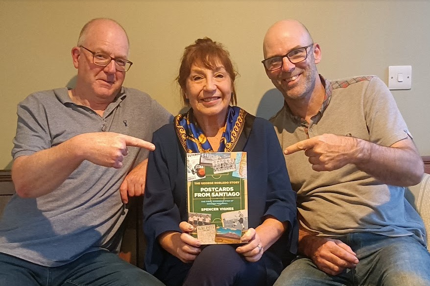 Chris Brook (@brookchrisbrook) on Twitter photo A week of book launches for George Robledo's book with Elizabeth (over from Chile) & author - <a href="/SpencerVignes/">Spencer Vignes</a>
Newcastle done
Barnsley (10th May) tinyurl.com/robledobfc
London (13th May) tinyurl.com/5dtxehfn
Book link: tinyurl.com/svrobledo A week of book launches for George Robledo's book with Elizabeth (over from Chile) & author - <a href="/SpencerVignes/">Spencer Vignes</a>
Newcastle done
Barnsley (10th May) tinyurl.com/robledobfc
London (13th May) tinyurl.com/5dtxehfn
Book link: tinyurl.com/svrobledo