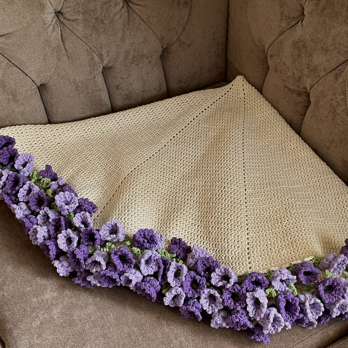 Hanai_Crochet's tweet image. كل زهرة تحكي غصنًا من فرح… وكل خيط حَملني بهدوءٍ نحو الجمال💜.