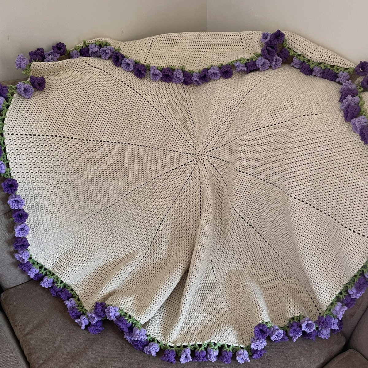 Hanai_Crochet's tweet image. كل زهرة تحكي غصنًا من فرح… وكل خيط حَملني بهدوءٍ نحو الجمال💜.