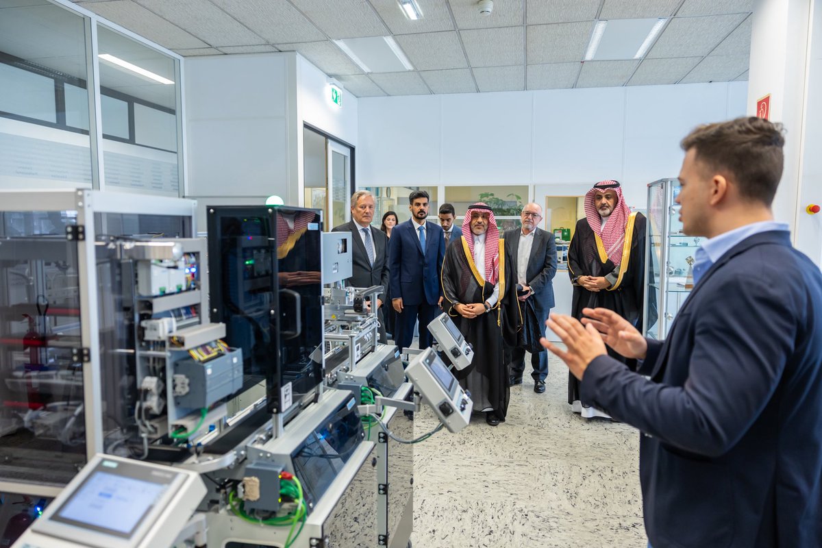 زرت شركة Siemens العالمية في مقرها بالعاصمة النمساوية فيينا، واطلعت على تجربتها الرائدة في تبنّي تطبيقات الثورة الصناعية الرابعة، وبرامجها الاحترافية لتأهيل القوى العاملة، ومنها برنامج "التلمذة الصناعية"، وبحثت مع مسؤولي الشركة فرص تبادل الخبرات في مجال تنمية القدرات البشرية.