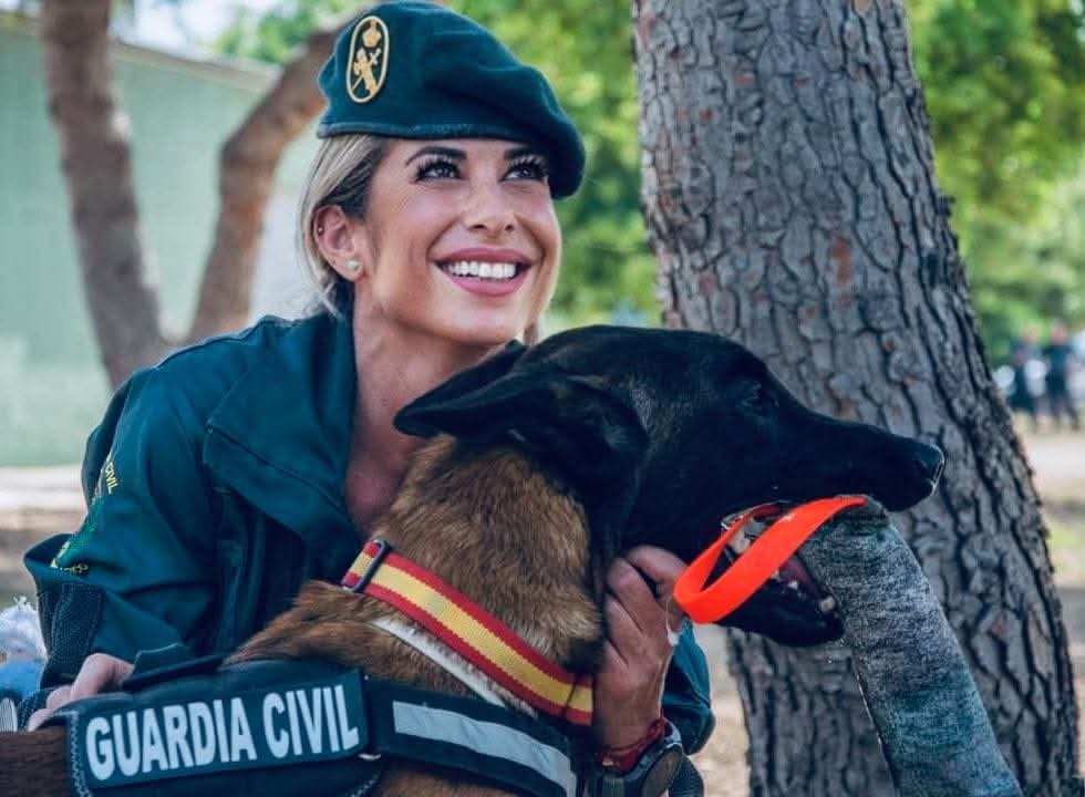 A veces me pregunto si soy la persona favorita de mi compañero de cuatro patas. Él, con su leal mirada y energía inagotable, siempre está a mi lado, listo para la acción. Su confianza en mí me da fuerzas, y en sus ojos puedo ver la conexión especial q compartimos. 

Buenas noches