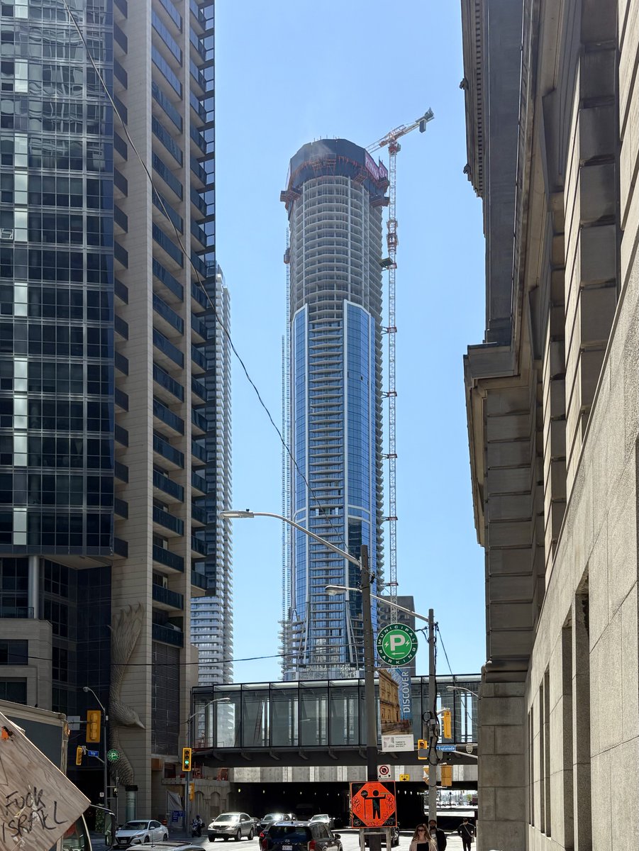 Canada's future tallest building is rising fast 🏗️ — SkyTower at Pinnacle One Yonge now stands approximately 72 storeys above Toronto’s skyline. When complete, the supertall skyscraper will soar to 106 storeys at a height of over 351 metres.