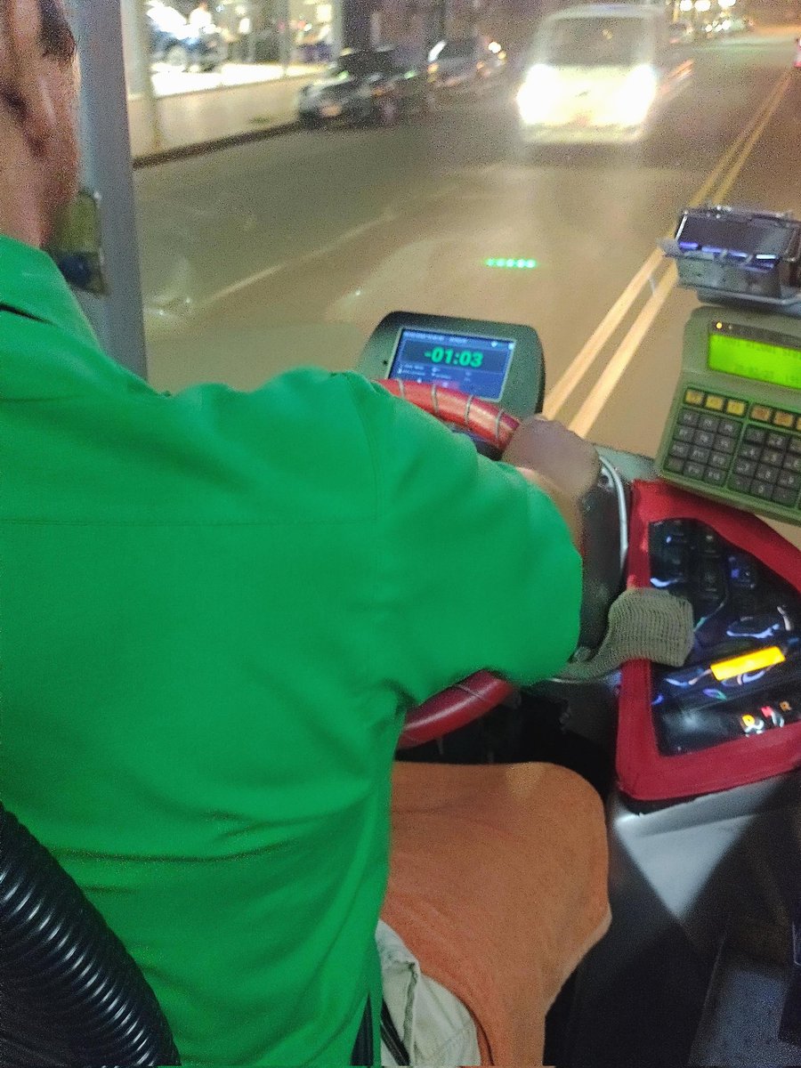 OOCBananirou's tweet image. con razón ibamos tan rapido, el colectivero esta en plena speedrun