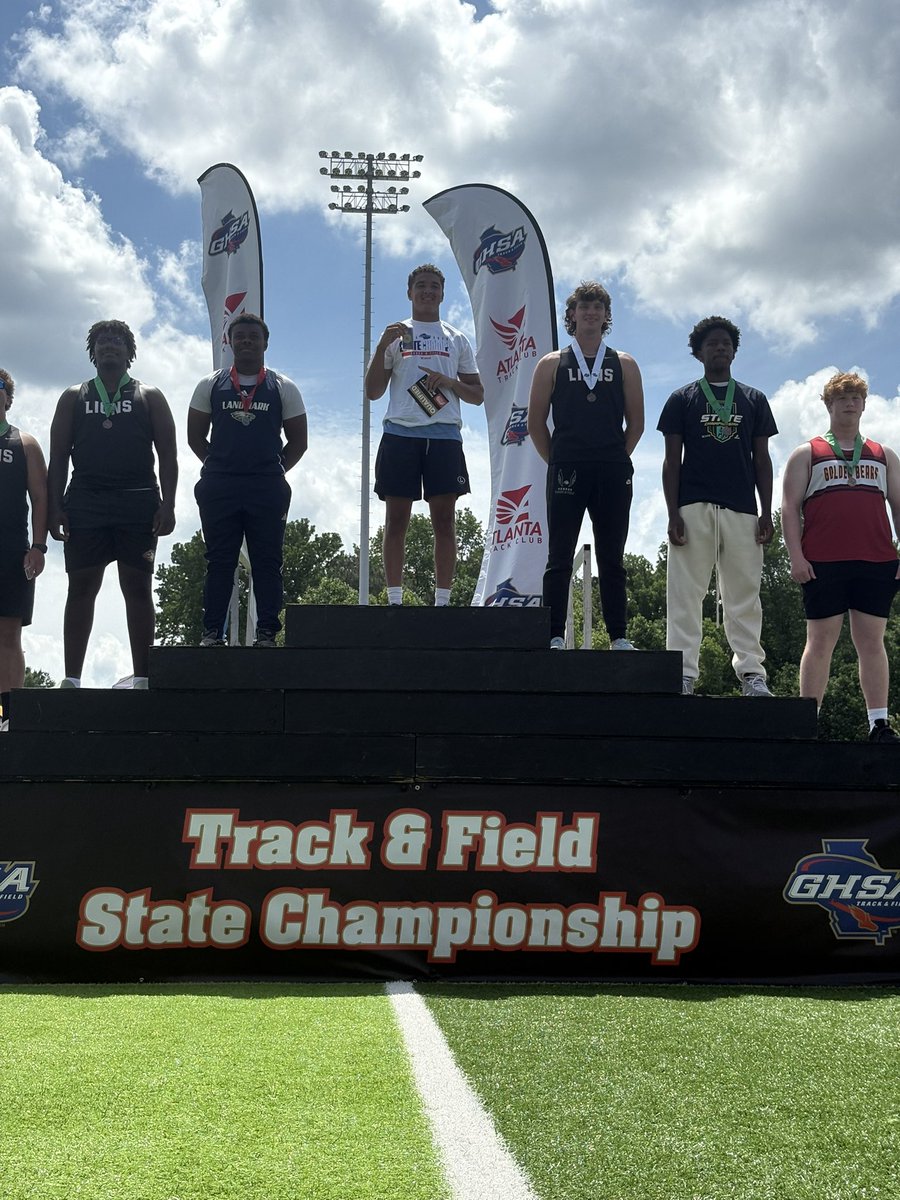 👟 | 𝐒𝐓𝐀𝐓𝐄 𝐂𝐇𝐀𝐌𝐏𝐈𝐎𝐍 🥇

Theo Hedgemon threw a 161-3, placing him in the top spot for Boys Discus! 

#GoLions | #LionsTrack