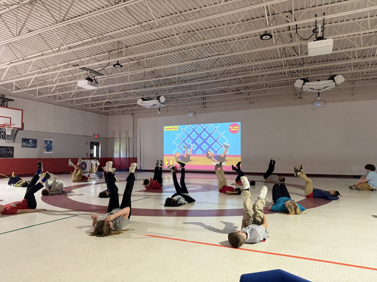 christenpointer's tweet image. Scissor kicks to build our abs! @MNPS_kidshealth @DES_Bulldogs #MNPSWellnessWeek2025