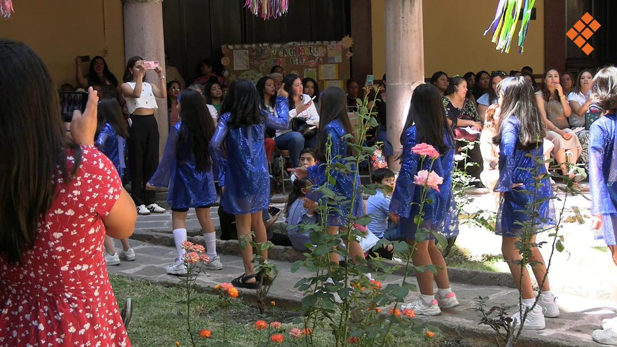 Quadratin_'s tweet photo. #FOTOGALERÍA 🥳🫂🎀🎁Escuelas, punto de encuentro para mamás entre música, sorpresa y lágrimas con la participación de sus bendis en festivales. 😭
📷Alberto López/Quadratín 
https://t.co/argw27fiLd
#DíaDeLasMadres #10DeMayo #Mamás #Bendis #Homenaje #México https://t.co/TKI4OnZYks