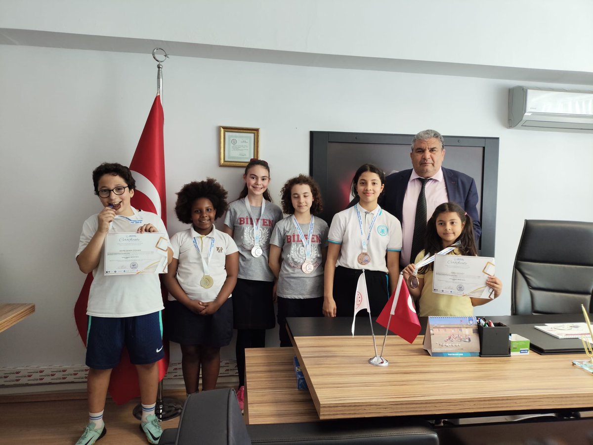 “Türkiye Matematik Yarışması”nda madalya kazanan 15 öğrencimize kurum müdürümüz tarafından katılım sertifikaları ve madalyaları verildi. Fatma Yudum ÖZER AKYÜZ öğretmenimize teşekkürlerimizle öğrencilerimizi tebrik eder, başarılarının devamını dileriz.