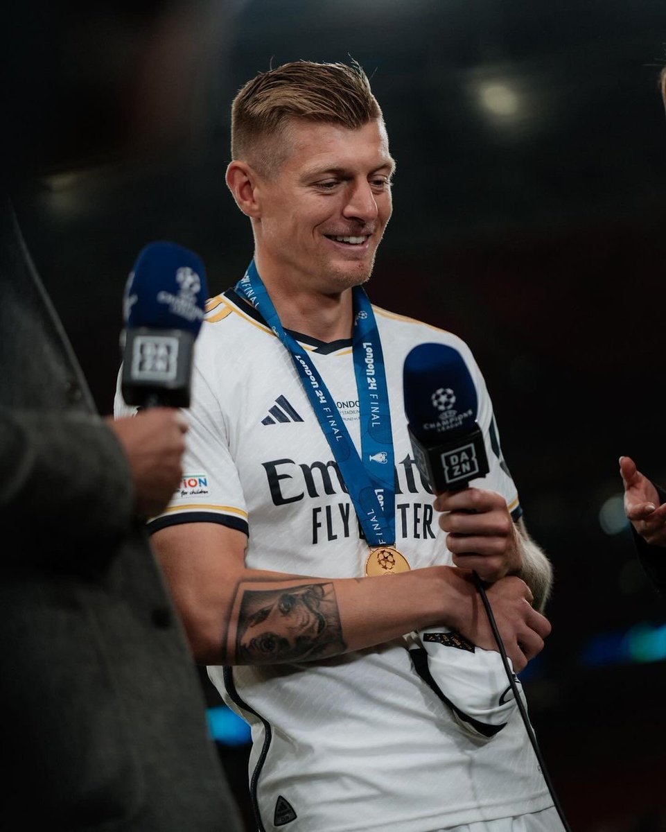 BarcaUniversal's tweet photo. Toni Kroos: "Barça vs. Inter? When Barcelona always defends in midfield, it is normal for them to have problems against strong teams and concede 7 goals in two matches..."

"We can simply enjoy the way Barcelona plays, this is a fact.  In the first leg they were behind 2-0, and in the second leg they were also behind 2-0. And usually against Inter you can't come back because they have a very strong defense. But when you see the way Barcelona play football, then you have to give a big shout out to Hansi Flick and Barcelona for this performance."

"This is a high level of collective and individual quality. It's amazing how they played from the 45th minute, or in fact throughout the second half, against an opponent who knows how to defend well, but they were able to find spaces and get to the goal. This is one of the things that surprised me about Barcelona, ​​how weak Inter's defence was against them, not just in this game, but in both games."