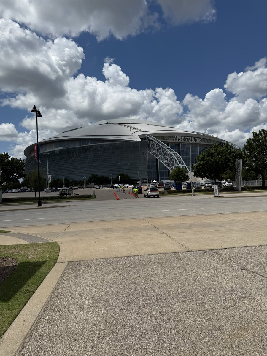 KingslayerTX's tweet photo. Out here just tailgating’ on a Friday. #PostMalone #BigAssTailgate https://t.co/B7ZkJf43Lu
