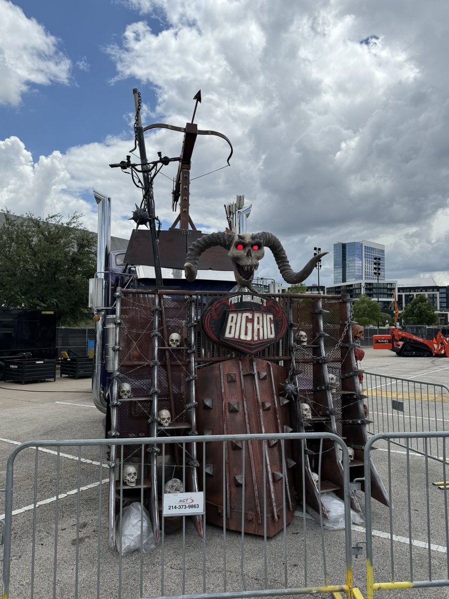 KingslayerTX's tweet photo. Out here just tailgating’ on a Friday. #PostMalone #BigAssTailgate https://t.co/B7ZkJf43Lu