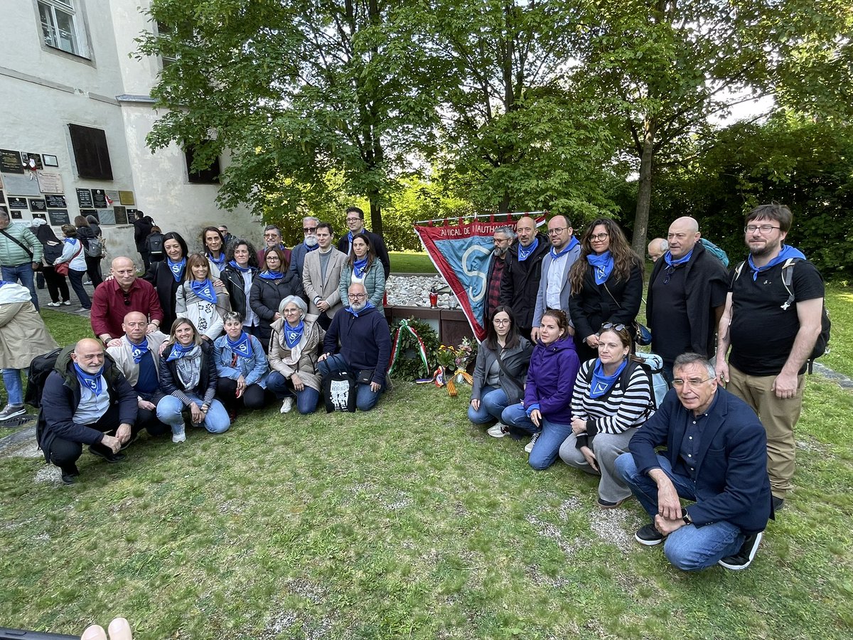 💐Primera jornada del viatge a Mauthausen i altres camps amb motiu dels 80 anys de l’alliberament. Hi participen 50 alumnes d’instituts, l’alcalde <a href="/marc_aloy/">Marc Aloy Guàrdia 🎗</a> i representants institucionals. Avui castell de Hartheim, on van assassinar 30.000 persones, i estació de Mauthausen