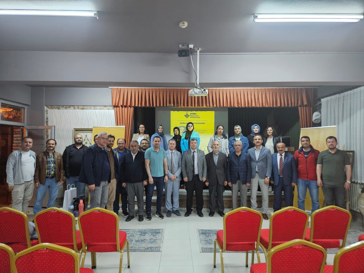 konyamem's tweet photo. Konya Öğretmen Akademileri

Seydişehir ilçemizde gerçekleştirilen Şehir ve Kültür Akademisinde bu hafta Araştırmacı Yazar Ahmet Çelik öğretmenlerimizle bir araya geldi; Konya/Seydişehir'de yaşamış 19. yüzyılın büyük alimlerinden "Hacı Abdullah Efendi ve Hacı Memiş Efendi" üzerine bir sunum gerçekleştirdi. 

Programa Seydişehir İlçe Milli Eğitim Müdürü Nizamettin Doğan, eğitim yöneticileri ve öğretmenlerimiz katıldı.

#ÖğretmenAkademisi
@tcmeb @Yusuf__Tekin @TCKonyaValiligi @Vali_Akin @Konyabuyuksehir @farukyelkenci @u_ibrahim_altay @gokhanmurat1 @SeydisehirMem 
 #BizimOkulumuz #BaşarmayaHazırım #Konyamem