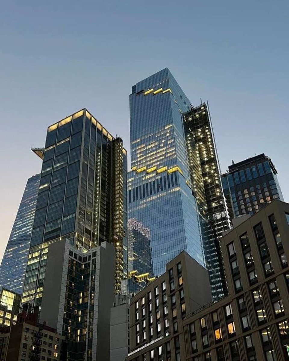 SherrylCake's tweet image. Captivating cityscape at dusk, where skyscrapers reach for the heavens. 
#UrbanSplendor #GoldenHour #CityLights 🌇🌆