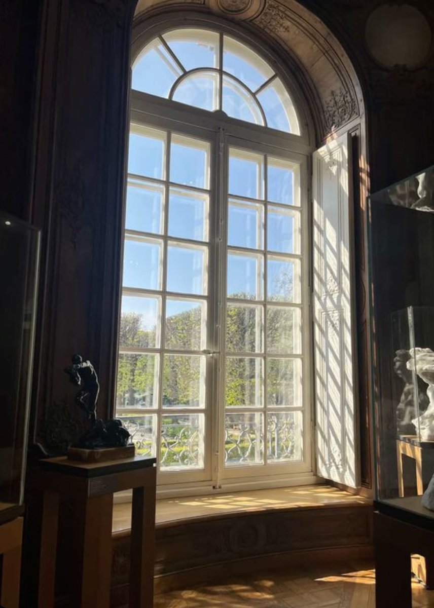 I’d like to stand in the sunlight at the museum 💫