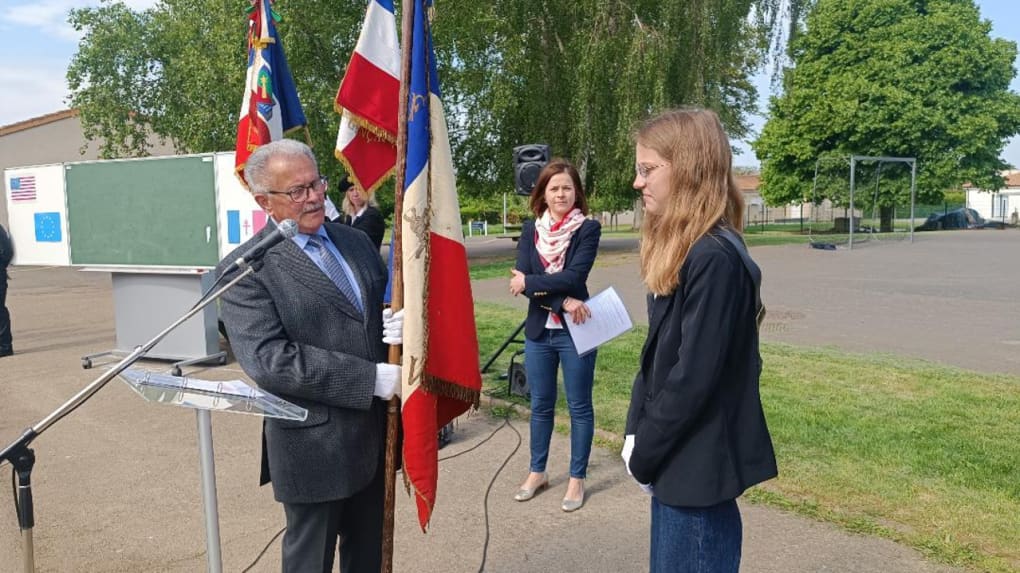 Magnifique cérémonie de remise de drapeau au collège ANdré Brouillet lanouvellerepublique.fr/vienne/commune…