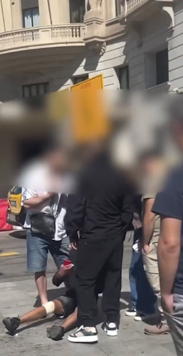 Un magrebí de 24 años le roba el Rolex de 30.000€ a un turista en el centro de Barcelona.
Varios ciudadanos se tiraron para él y no solo lo retuvieron sino que le dieron una paliza.
Los ciudadanos están hartos de esta escoria y actúan.
El que no actúa es el juez, lo dejó LIBRE🤦‍♂️