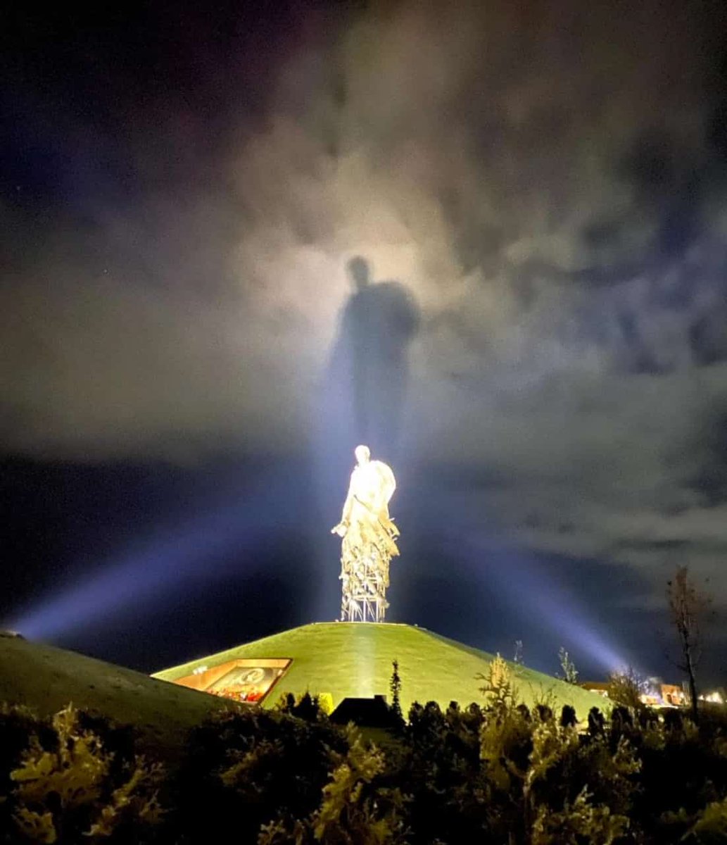 Фото реальное ... 2 дня назад... 
Ржевский мемориал. 
Игра света и погоды. Буквально три минуты было. Как будто душа солдата спустилась ко Дню Победы...🙏🙏🙏