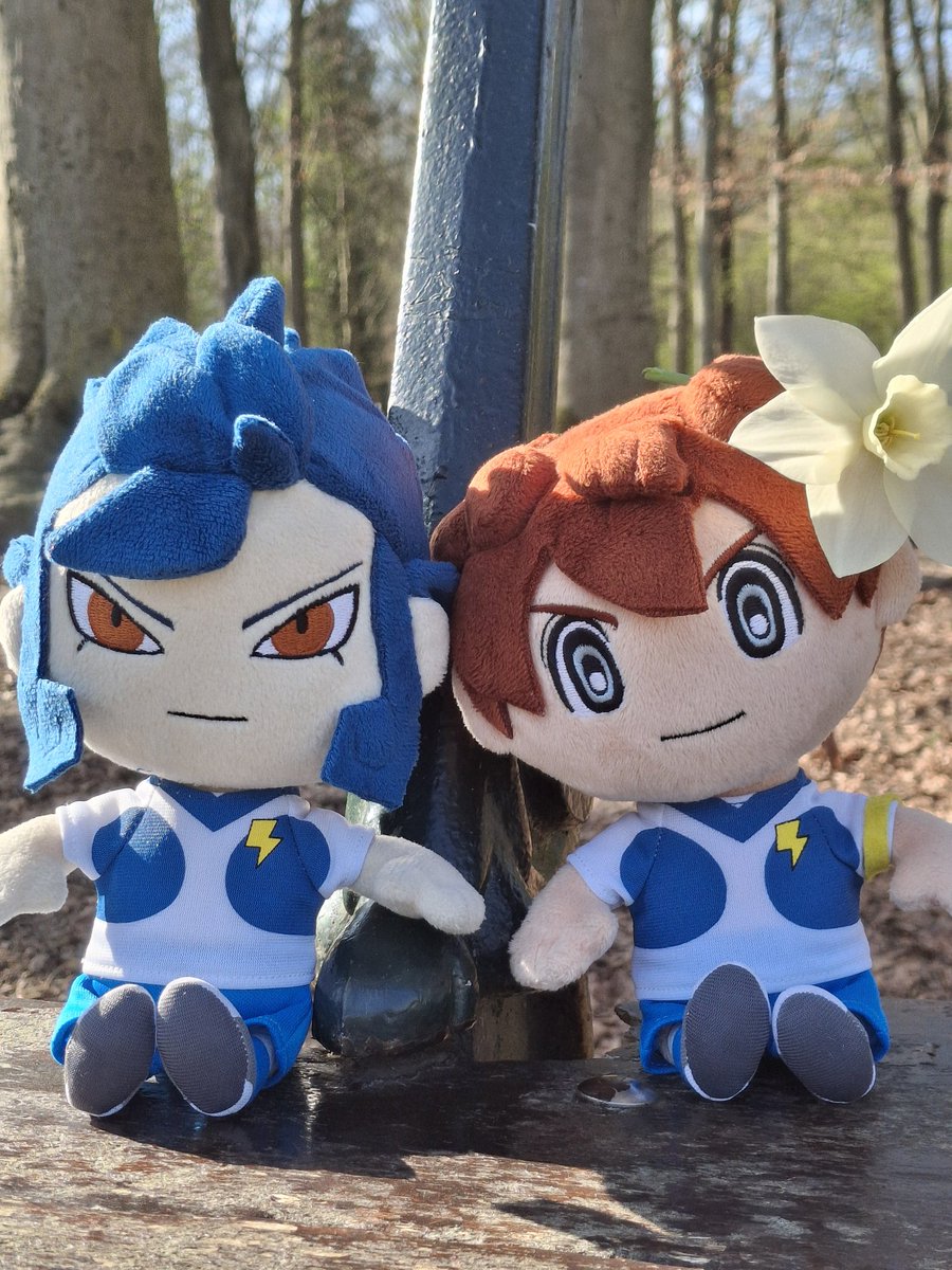 Je bosse sur ma prochaine fresque en attendant petit photo des bebous, regardez Victor a mis une fleur dans les cheveux d'Arion 😭💖 #イナズマイレブン #InazumaEleven #VictorBlade #ArionSherwind #kyouten