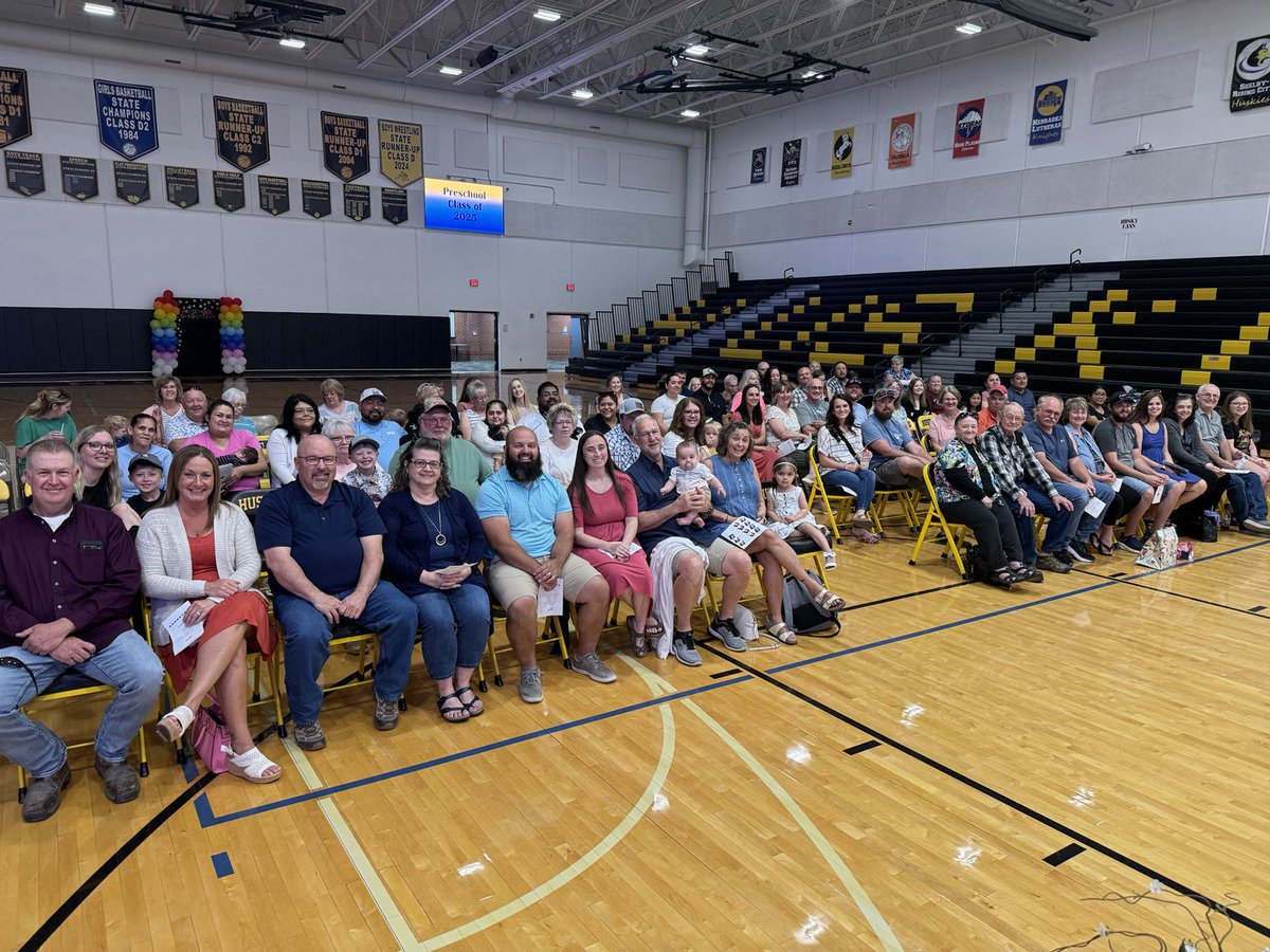 ms_thompson007's tweet image. T-1 minute until the MOST EXCITING graduation of the day!! @srchuskies Preschool Graduation!!
