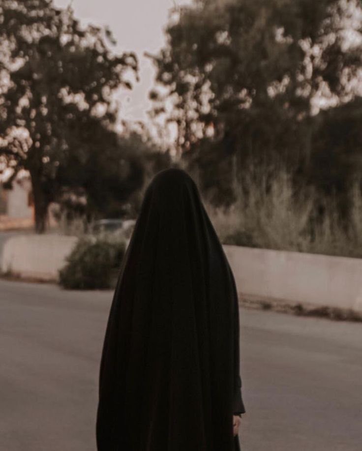 العباءة النسائية ليست مجرد زي، بل هوية دينية وثقافية. الغرب لا يحاربها لأنها قماش، بل لأنها ترمز لقيم تخالف مشروعه الثقافي الفاسق . كل هجمة على العباءة هي خطوة في حرب الهوية. تمسكي بها ليس مجرد تمسك بلباس، بل مقاومة.