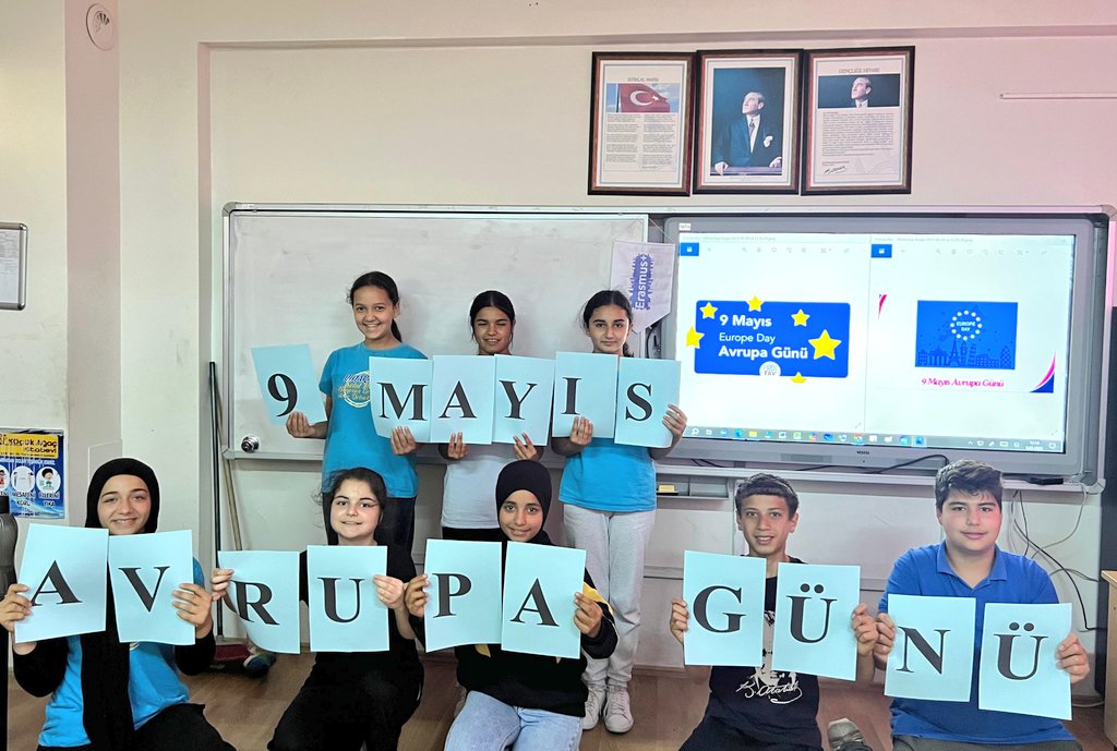 🗓️ 9 Mayıs Avrupa Günü 🇪🇺
Birlikte daha güçlü!
Mersin MEM Akreditasyonu kapsamında Romanya'da proje faaliyetine katılan Erdemli Pınarbaşı Şehit Polis Bayram Göde İlkokulu öğrencilerimiz, Avrupa Günü’nü okullarında çeşitli etkinliklerle kutladı.

<a href="/valiatillatoros/">Atilla Toros</a>
<a href="/fazilet_durmus/">Fazilet Öğretmen 🇹🇷</a>