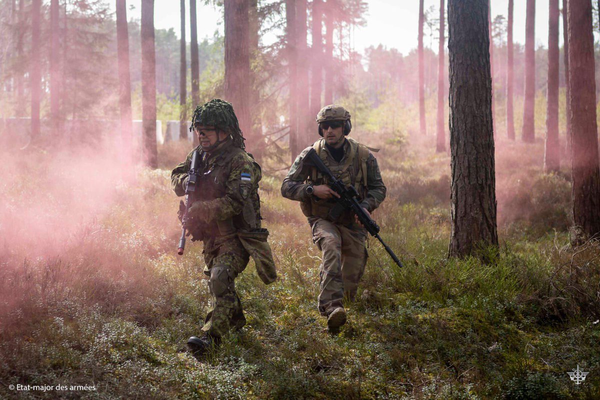 Chef d'état-major de l'armée de Terre (@cemat_fr) on Twitter photo Stratégique et solidaire, l’<a href="/armeedeterre/">Armée de Terre</a> est engagée avec ses partenaires pour garantir la défense de l’#Europe.
➡️ Former avec nos partenaires.
➡️ S’entraîner ensemble.
➡️ Sécuriser le flanc Est.
🧭 Au Nord, à l’Est, au Sud… pour la sécurité commune.
#9Mai #JMEurope Stratégique et solidaire, l’<a href="/armeedeterre/">Armée de Terre</a> est engagée avec ses partenaires pour garantir la défense de l’#Europe.
➡️ Former avec nos partenaires.
➡️ S’entraîner ensemble.
➡️ Sécuriser le flanc Est.
🧭 Au Nord, à l’Est, au Sud… pour la sécurité commune.
#9Mai #JMEurope