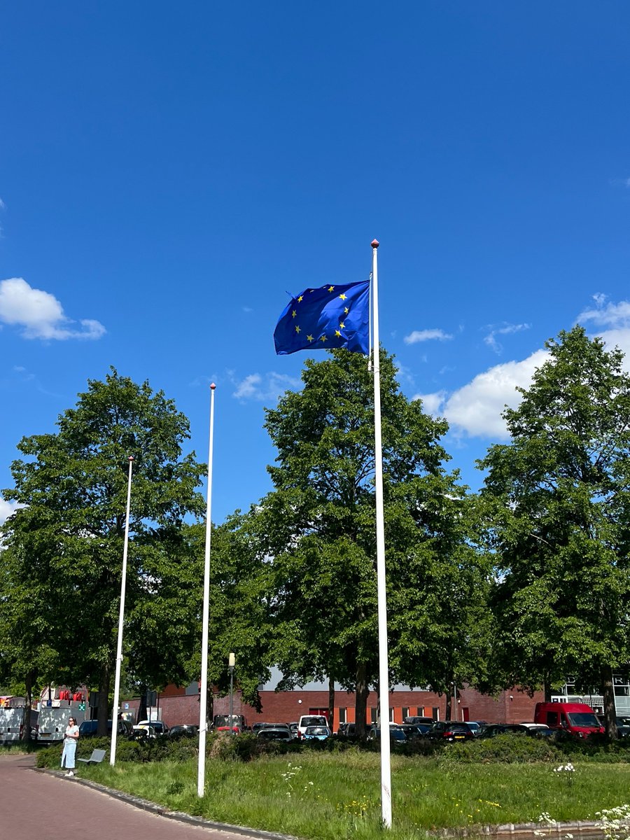 9 mei, Het is vandaag Europadag,. 75 jaar geleden begon het Europese project van vrijheid, samenwerking en solidariteit. 
🇪🇺Terecht dat de <a href="/gemKampen/">Gemeente Kampen</a>  vandaag de vlag uithangt. Als Hanzestad weten we al eeuwenlang hoe Europese samenwerking belangrijk is voor onze welvaart.