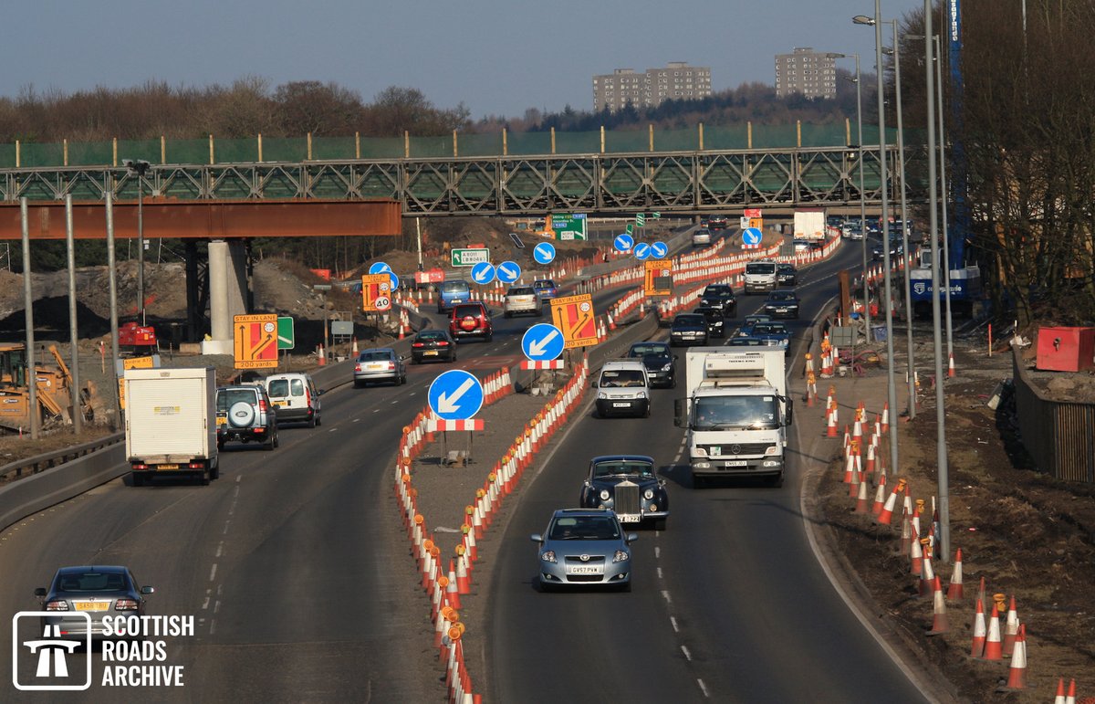 Ok #carspotting  fans - is 2010 interesting yet or too early? This pic from 15 years ago captures a major Scottish motorway project of the era. Where is this? Can you ID these cars? If it is not 'vintage' enough yet, there's a classic car there for you to enjoy 😉

#archives