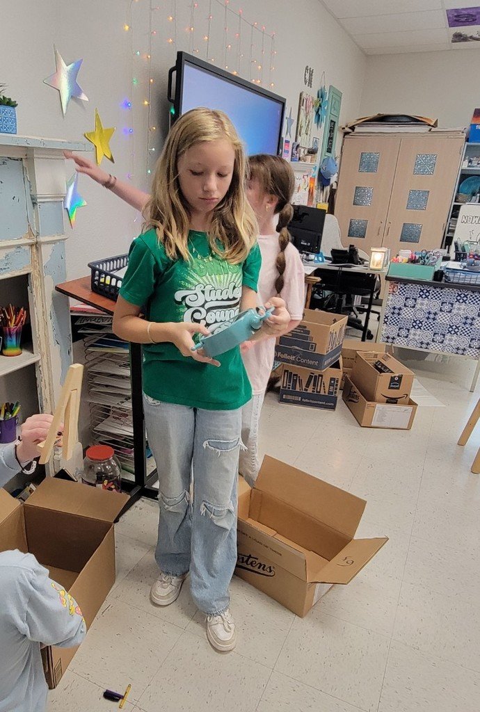 Our awesome Student Council is out spreading kindness and lending a hand to teachers and staff all around campus. 💚 Let's go the extra degree together! #212 day #CMISStrong #oneextradegree