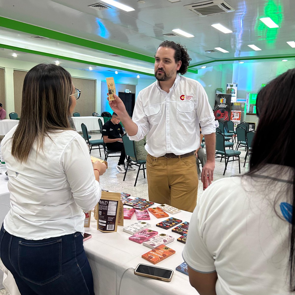 AECID_Honduras's tweet photo. 2/2 Como parte de @CooperacionESP en su dimensión autonómica, desde #AECID junto a #AACID reiteramos nuestro interés para seguir acompañando a Honduras en los procesos que impulsen el emprendimiento, el comercio justo y la economía local con enfoque de género y sostenibilidad👩🌾🇭🇳 https://t.co/0phhx29LrW