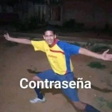 *Mi amigo esta con la otra y llega la novia*

yo en la puerta: