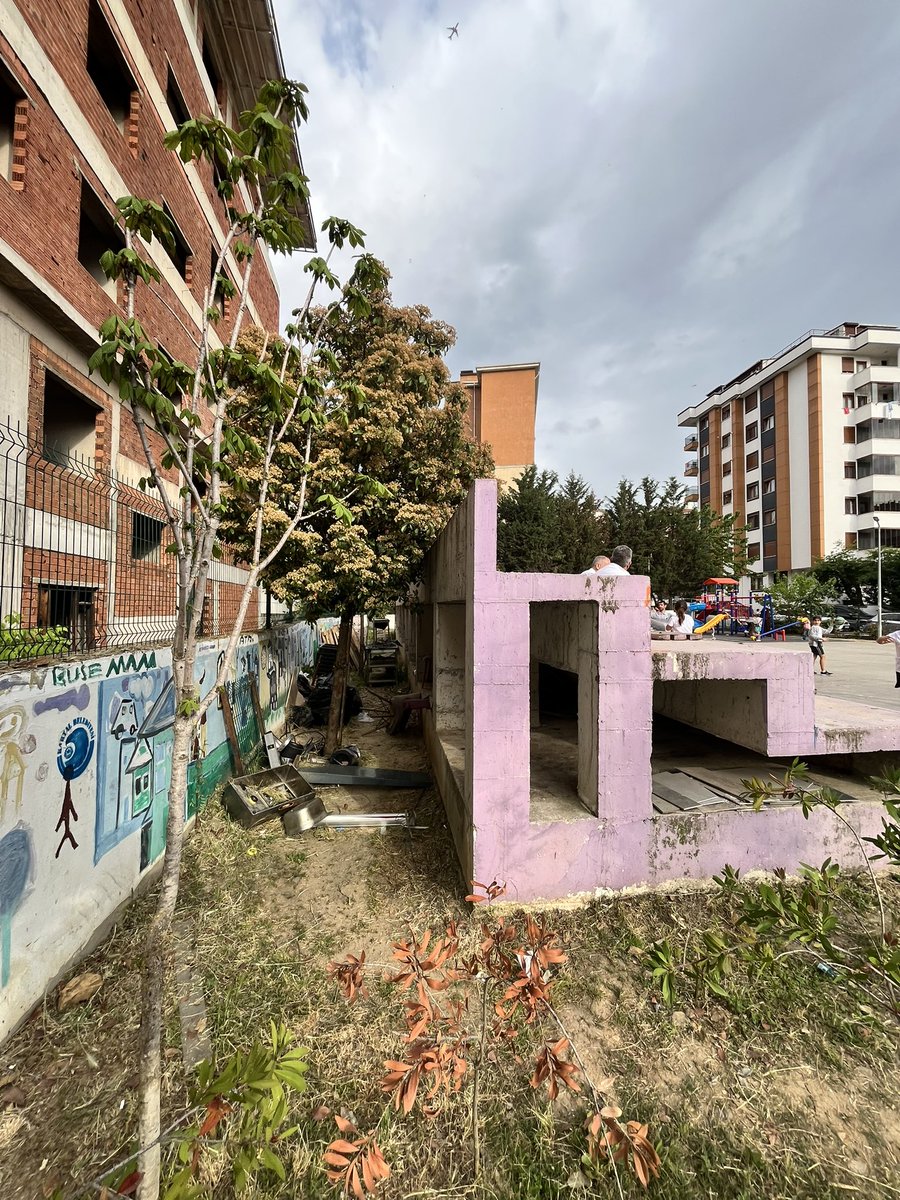 chnkirman's tweet photo. Altta resimlerini gördüğümüz yerde bir olaya şahit olduk. Parkın içinde  basamakların olduğu yerin üst tarafında bir çocuk düştü mü diye herkes panikledi. Allahtan bir çocuk düşmedi ancak sevgili @kartalbld böyle bi ihmal olabilir mi?Bu konu ile hızlıca ilgilenmenizi rica ederiz https://t.co/8twu9EmPmt