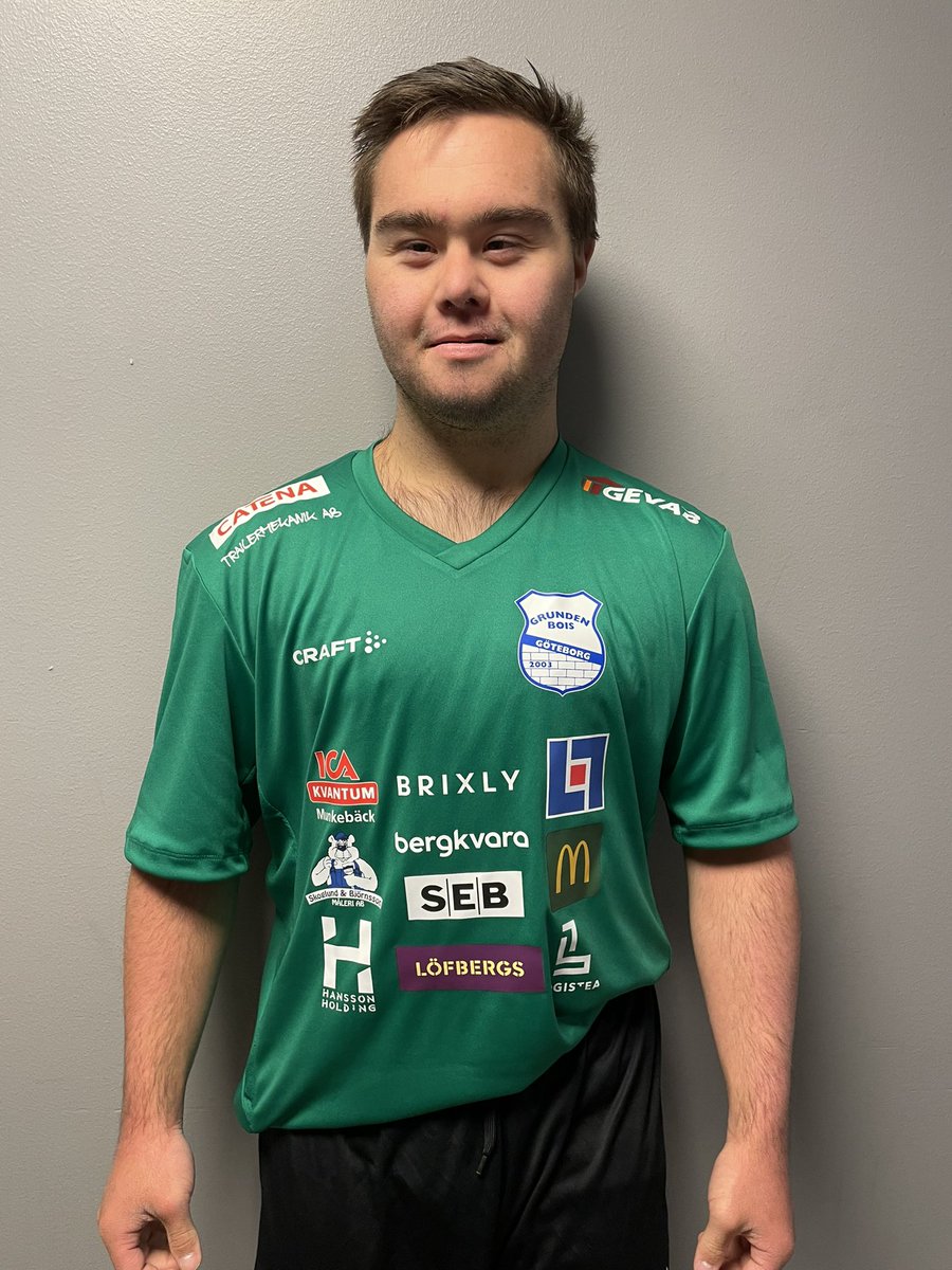 Fotbollströjefredag, till förmån för <a href="/barncancerfond/">Barncancerfonden</a>, då poserar Boisliraren Oskar i den finaste tröjan!
Bidra gärna.
#fotbollströjefredag