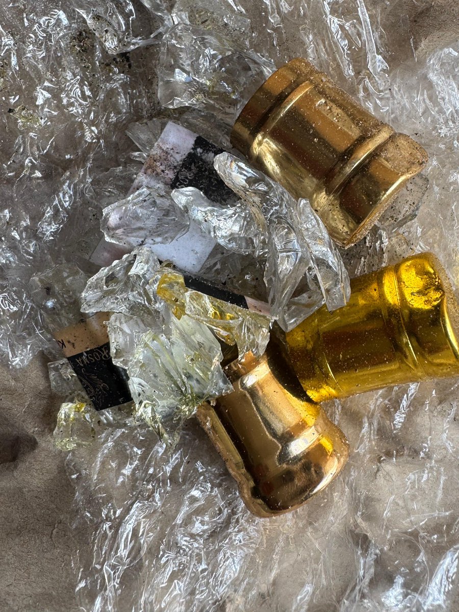 Bir kargomuzu bu şekilde teslim etmişler. Şişeleri kırıp metal kapakları eğecek kadar ne yaptılar çok merak ediyorum. #pttkargo Kars Arpaçay şubesinden teslim edilen bu kargoyu bu hale bir insan niçin getirir.???