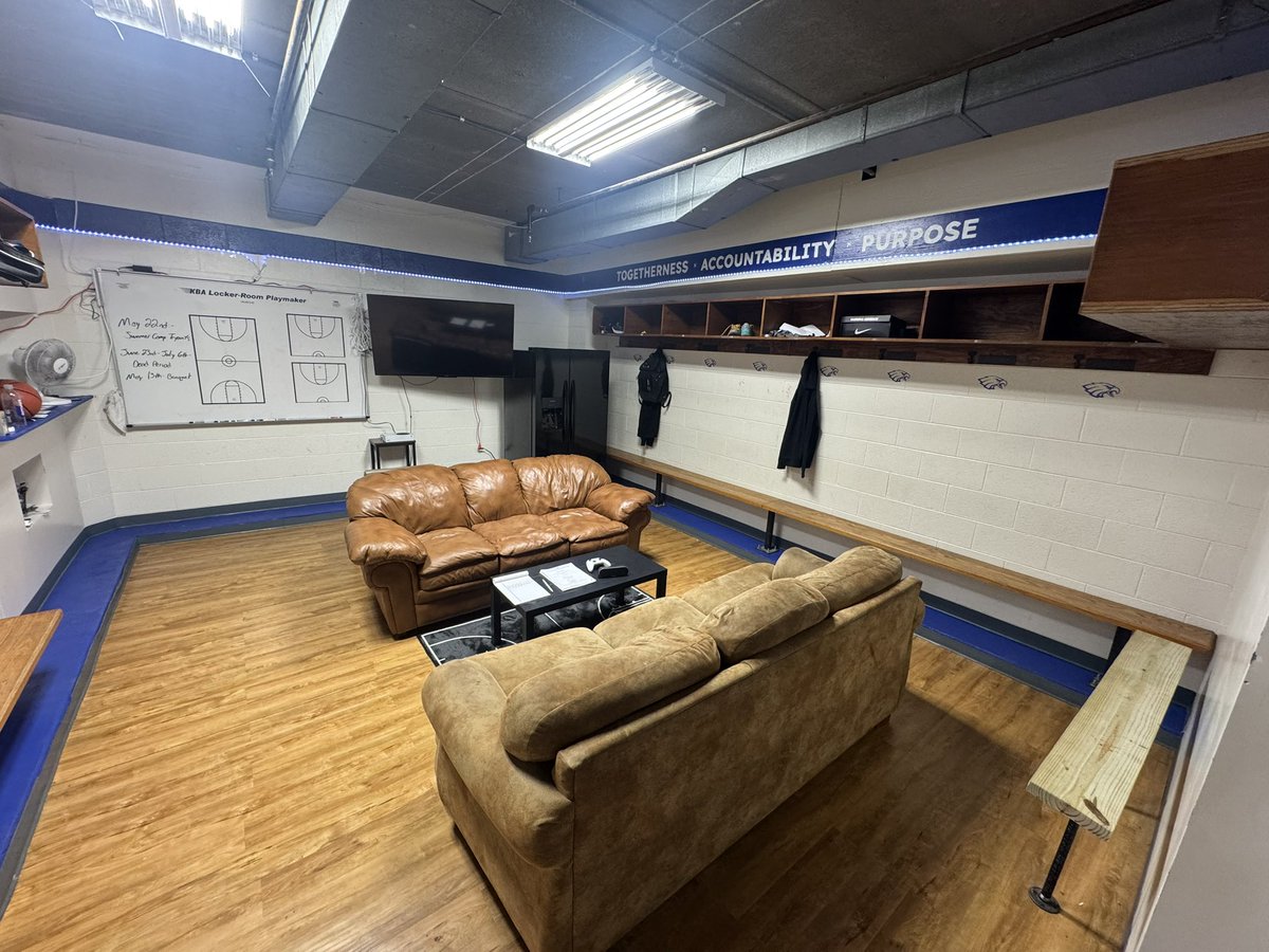Boys’ Basketball Locker Room renovations! 

#GoEagles 🦅