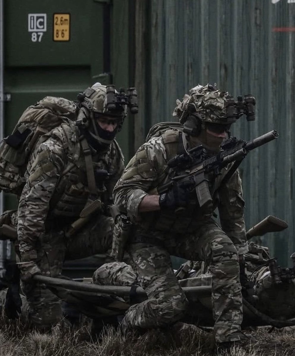 ForceSpecialeFr's tweet image. Équipiers du #1erRPIMA lors d’une démonstration au SOFINS 2025 🇫🇷

#FrenchSAS 
#ForcesSpécialesFrançaises