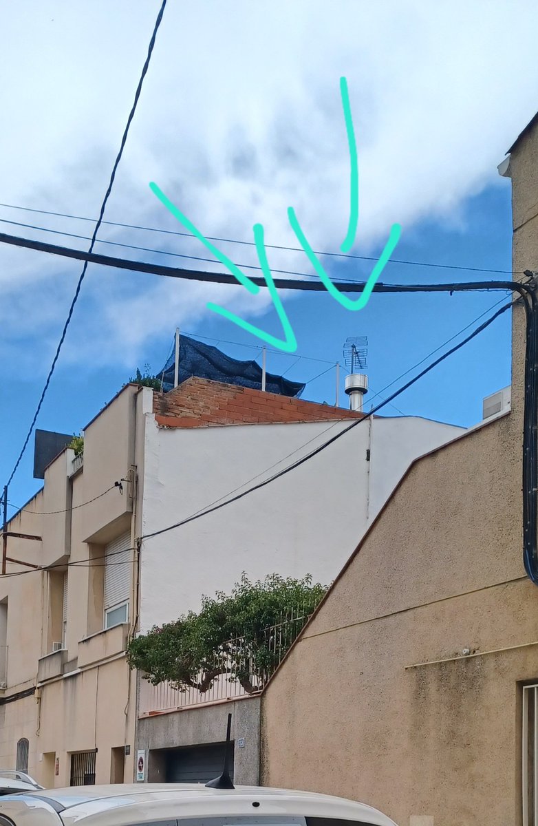 Per què els veïns de c/la lluna i c/salut hem de respirar la quantitat de fum d'aquesta sortida de fums. Una cuina normal fa tant de fum??? Ha d'estar al costat de les finestres dels veïns?? Aquí no es pot respirar <a href="/SindicSabadell/">Sindicatura de Greuges de Sabadell</a> <a href="/PoliciaSabadell/">Policia Sabadell</a> #sabadell