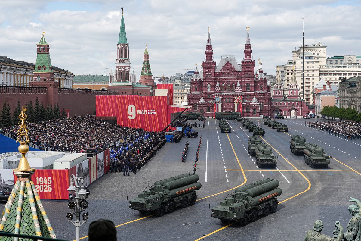 Dzisiejsze świętowanie Putina.

9 maja 2025 w Moskwie odbyła się wielka parada wojskowa z okazji 80. rocznicy zwycięstwa w tzw. Wielkiej Wojnie Ojczyźnianej. Według rosyjskiej narracji było to pokaz siły, jedności i tradycji zwycięstwa. Na Placu Czerwonym przedefilowało około 16
