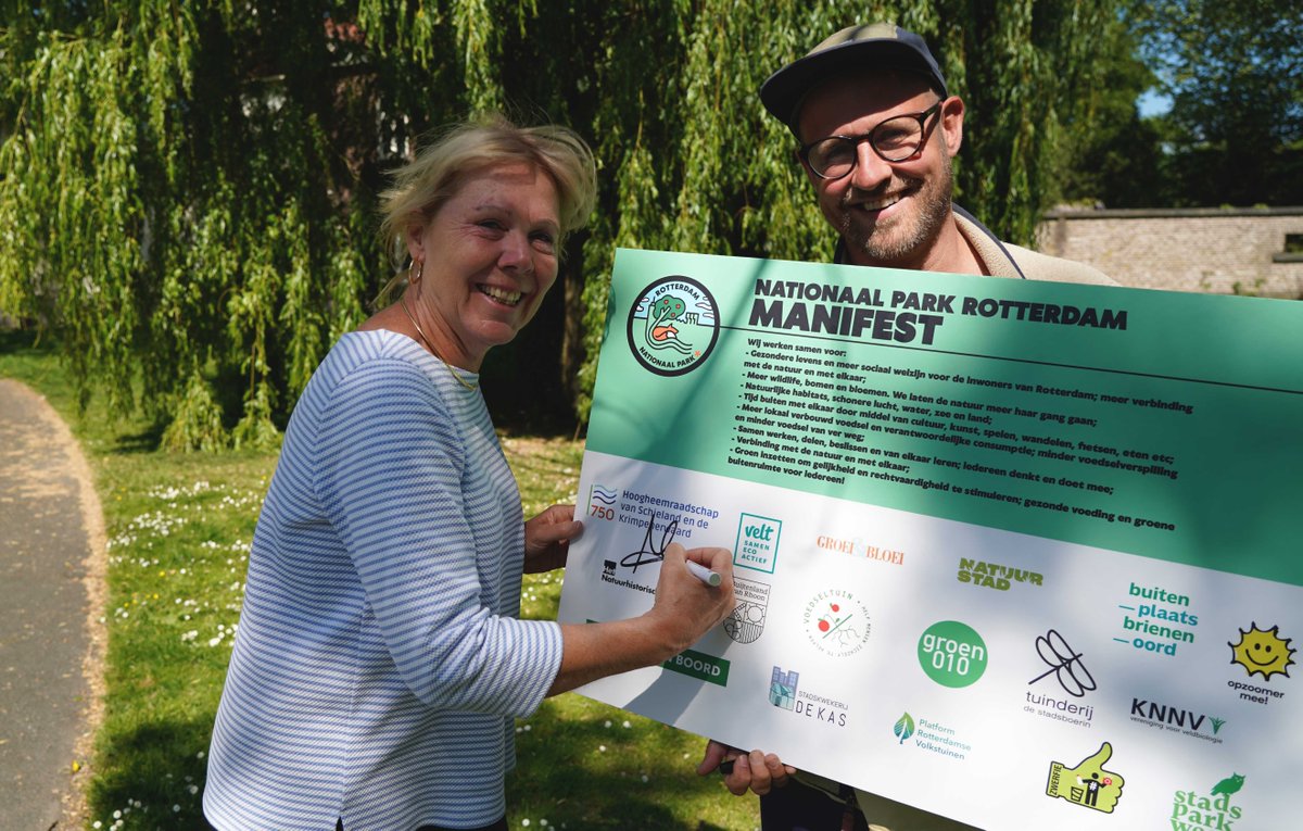 ✅ Check! De handtekening is gezet. Ook wij sluiten ons aan bij Nationaal Park Rotterdam. Als partner van deze club groene doeners delen wij onze kennis over waterkwaliteit, klimaatadaptatie en biodiversiteit. Samen werken we aan een natuurlijk gezonde groen-blauwe buitenruimte.
