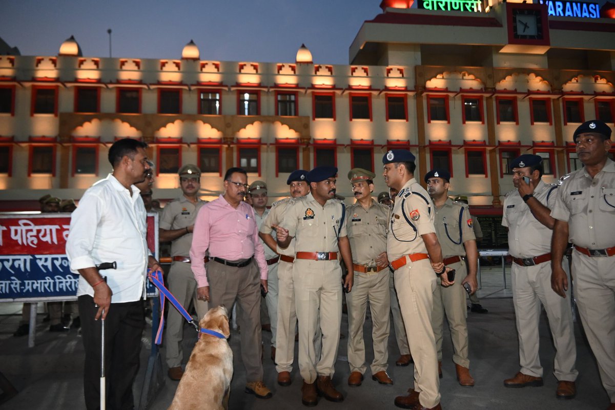 <a href="/AddlLaw/">Addl. C.P. Law & Order VNS</a> द्वारा वर्तमानसमय की संवदेनशीलता के दृष्टिगत बसस्टेशन(रोडवेज) कैंट, वाराणसी जक्शन रेलवे स्टेशन, इंग्लिशिया लाइन, सिगरा, मलदहिया, भिखारीपुर, संकटमोचन मन्दिर, बीएचयू मेनगेट व आसपास के संवेदनशील स्थलो पर डॉग स्क्वाड, ए०एस०चेकटीम एवं पुलिसबल के साथ सघनचेकिंग अभियान चलाया गया