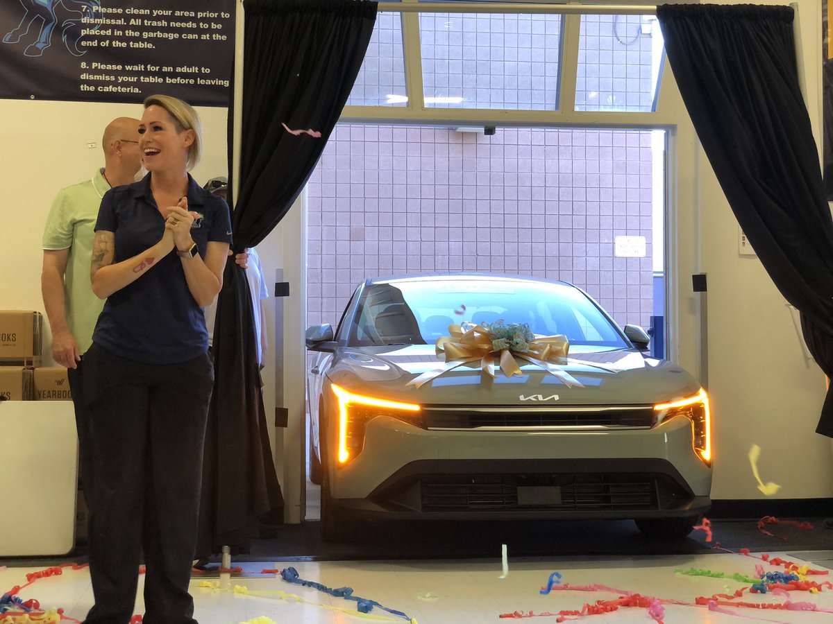 ClarkCountySch's tweet image. Congrats to @Mannion_MS math teacher Kelly Dodder, who was gifted a brand new Kia today! Thanks for your hard work in the classroom! #CCSDProud