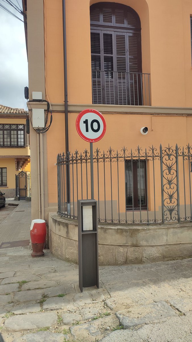 Associacioveins's tweet image. ☑️ Avui els amos de Colònia Prat han posat una senyalització nova per entrar a la Plaça de l'Esglèsia a 10km/hora.
👉 Recordeu sempre respectar els senyals de trànsit dins de la Colònia.
Gràcies Colònia Prat per la vostre feina. 👏