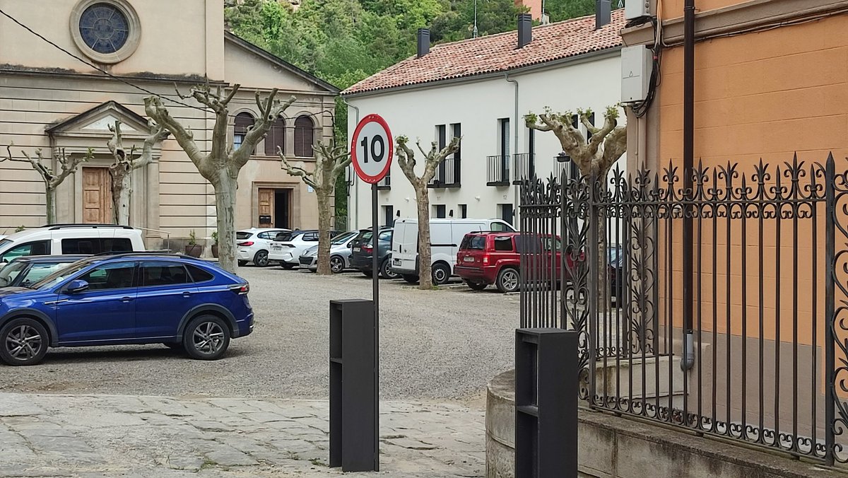 Associacioveins's tweet image. ☑️ Avui els amos de Colònia Prat han posat una senyalització nova per entrar a la Plaça de l'Esglèsia a 10km/hora.
👉 Recordeu sempre respectar els senyals de trànsit dins de la Colònia.
Gràcies Colònia Prat per la vostre feina. 👏
