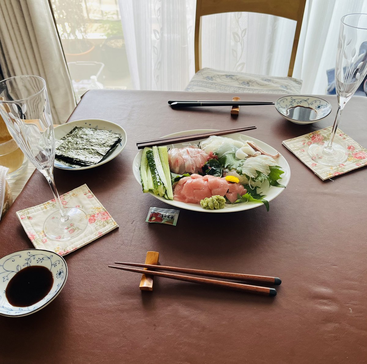 franchan1121's tweet photo. レンタルフレンド・フランちゃん、本日のお仕事

ホームパーティー好きな依頼人さんのおもてなしを、全力でサポート！
手巻き寿司のセッティングから、グラスの角度まで抜かりなし。

「美味しいね」って笑顔を見ると、やっぱりうれしい。

#レンタルフレンド #フランちゃんのおしごと #おもてなし上手 https://t.co/xSzey5z5bi