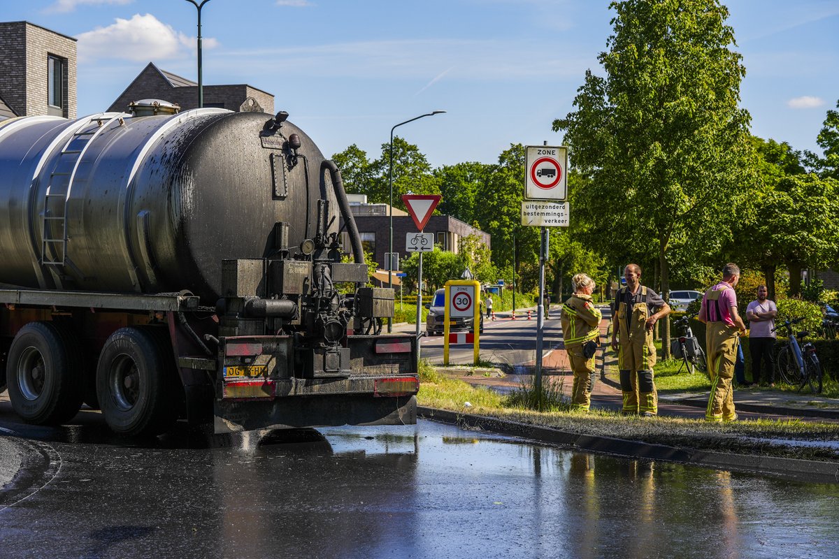 Tankwagen met mest verliest lading