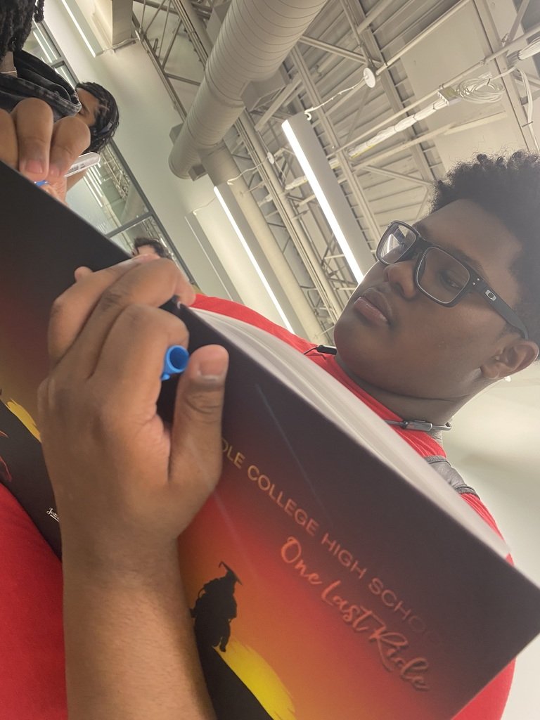 MCHSDurhamTech's tweet image. Our Yearbook Distribution and Signing Party was a hit! Students who still need to get theirs can do so before noon in 4-155 next week.