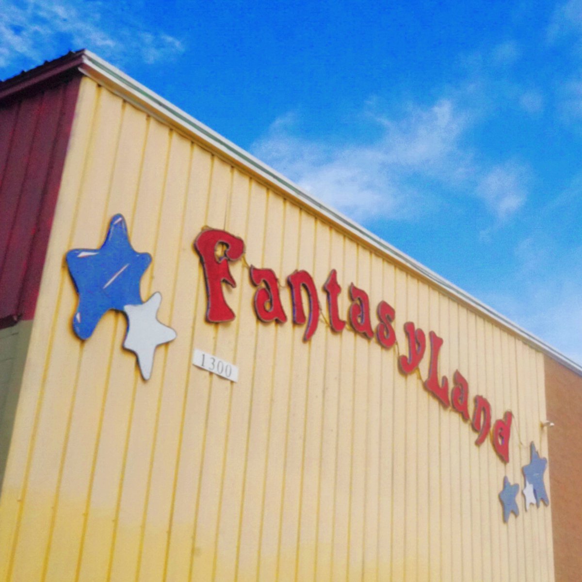 ThemBeatsllc's tweet photo. THROUGH THE PHONE OUT NOW! FANTASYLAND OUT 6/6 

https://t.co/WVley2OQL8 https://t.co/VGnESgSYwA