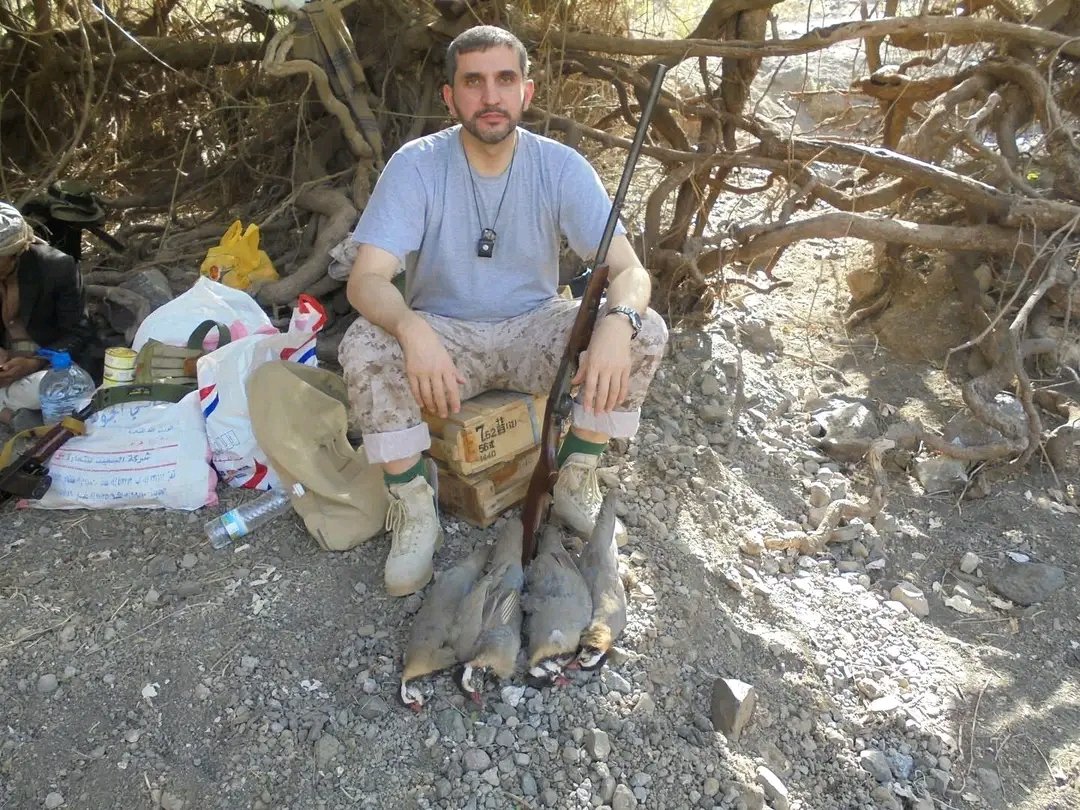 حزب الله أرسل لنا من لبنان "أبو مهدي قشمر" لـقـتل اليمنيين مع جماعة الكهف ، يوم امس أعترفوا بمـقتله، وكأنهم يتقاسموا توزيع الموت علينا وحولوا بلادنا ساحة تجارب مجانية . 

 بينه وبين فلسطين سور وجاء يجاهد عندنا  ..