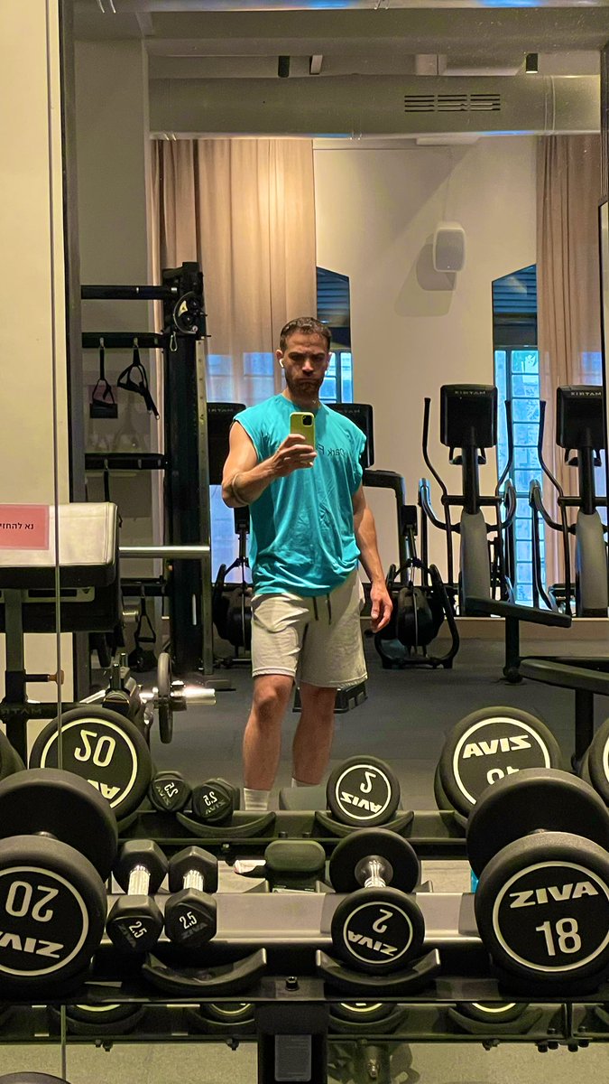 ahmodnee's tweet image. הספקתי גם לסיים לעבוד גם לעשות אימון בן זונה וגם ללכת לירקן אני הכי מאושר 
נשאר לסדר את הבית