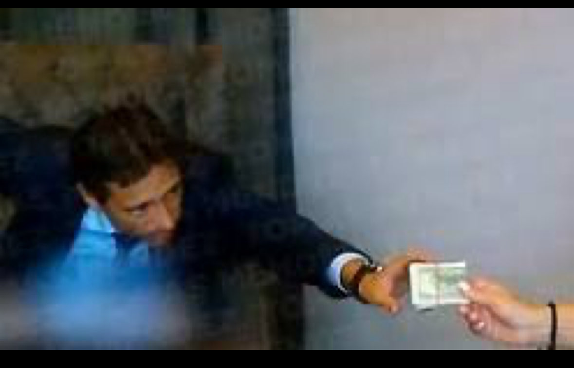 El corrupto mira los billetes y se tira sobre ellos con una desesperación que da vergüenza ajena.
Pobre ⁦<a href="/SanLorenzo/">San Lorenzo</a>⁩ 
Da asco aquellos que lo siguen bancando. Qué es lo que bancan? Por qué lo bancan? Le gustó la caña y se acostó en ella